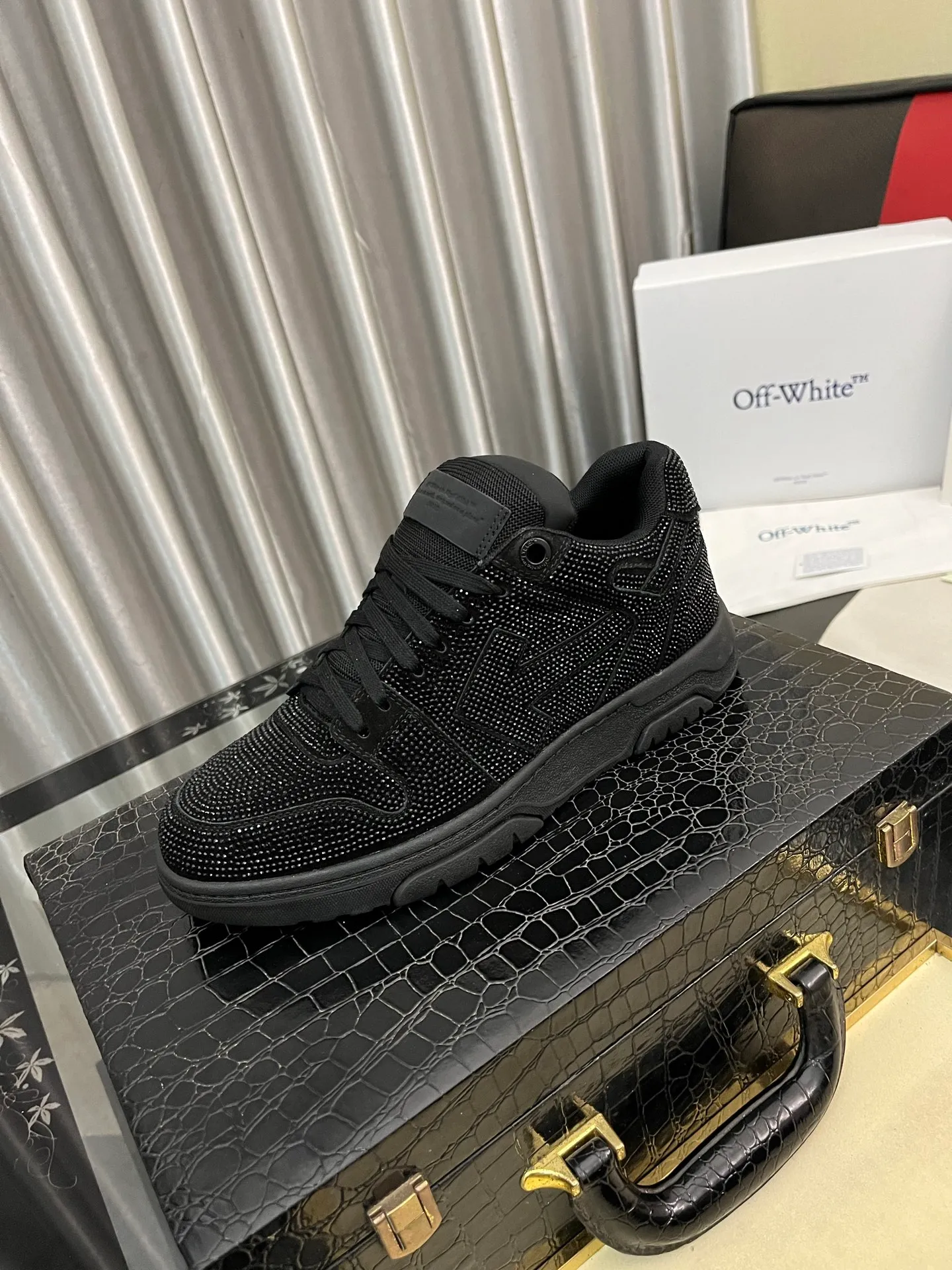 Men's shoes 💰700⌚️⌚️ OFF-White C/O VirGil Abloh fashionable and versatile casual shoes. Exclusive first release of the new model. Made of environmentally friendly cowhide leather and mesh upper material. The insole is embedded with foam cushioning EVA material. The correct midsole is equipped with EVA lightweight cushioning. External tooth nail rubber outsole. The correct accessories are customized simultaneously. Women's model: 35-40 Men's model: 39-45